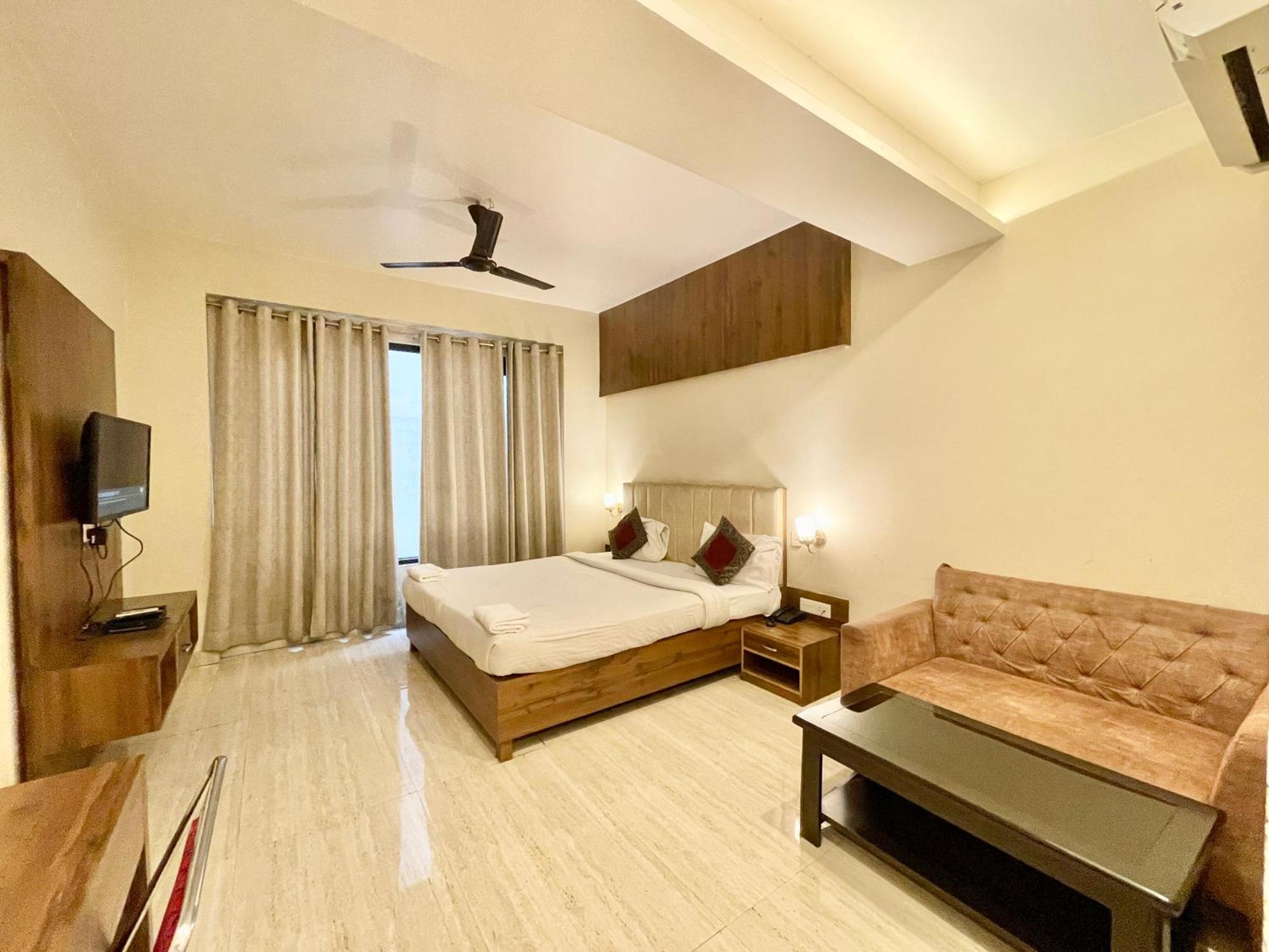 Hotel Rudraksh ! Varanasi !Fully-Air-Conditioned Hotel At Prime Location With Parking Availability, Near Kashi Vishwanath Temple, And Ganga Ghat 2 Exteriér fotografie