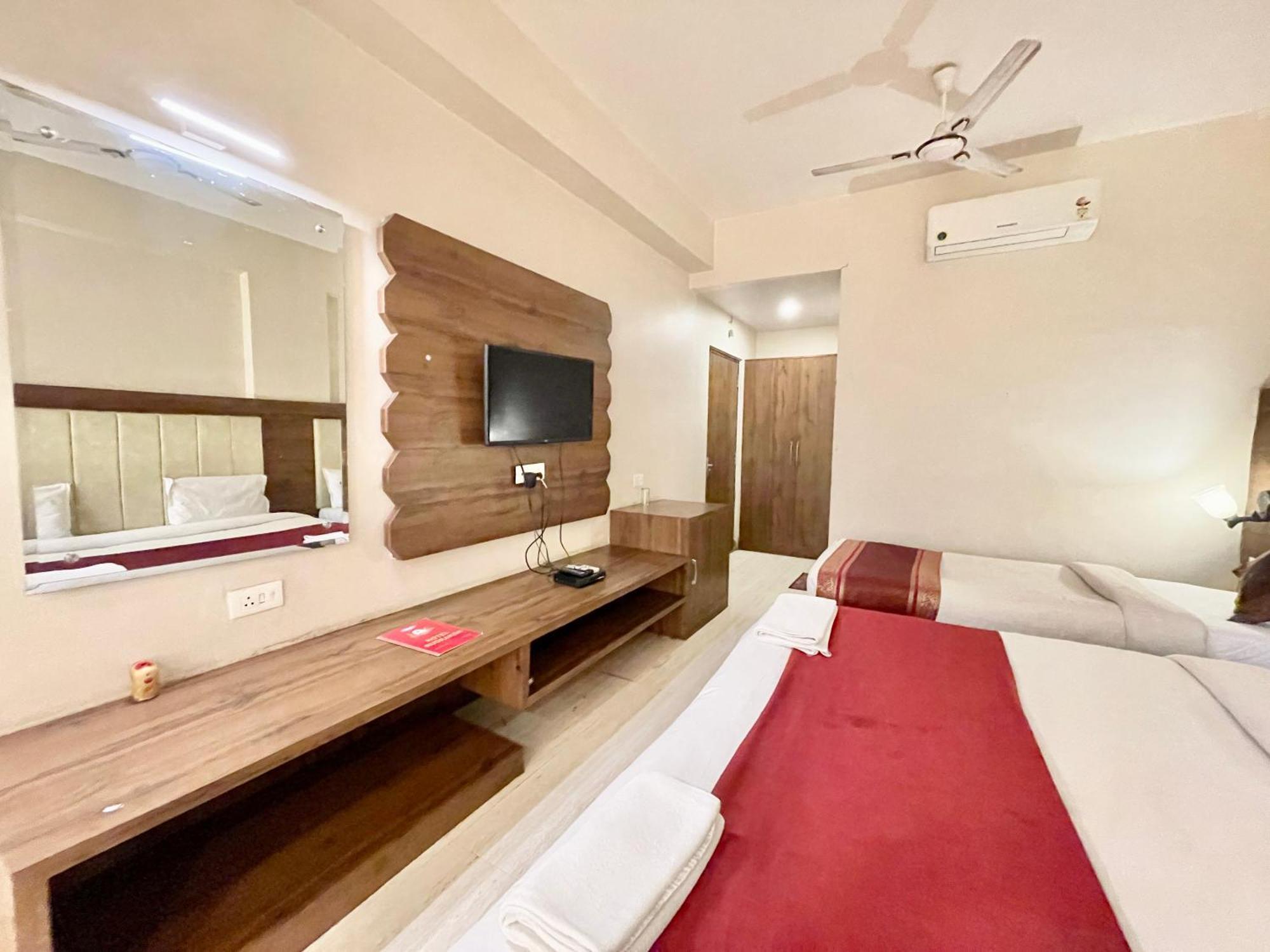 Hotel Rudraksh ! Varanasi !Fully-Air-Conditioned Hotel At Prime Location With Parking Availability, Near Kashi Vishwanath Temple, And Ganga Ghat 2 Exteriér fotografie
