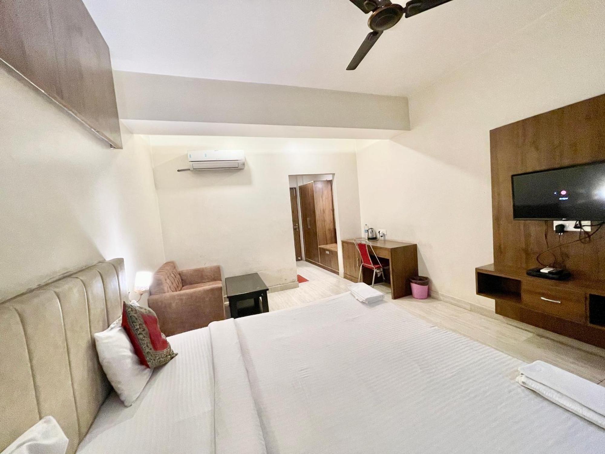 Hotel Rudraksh ! Varanasi !Fully-Air-Conditioned Hotel At Prime Location With Parking Availability, Near Kashi Vishwanath Temple, And Ganga Ghat 2 Exteriér fotografie