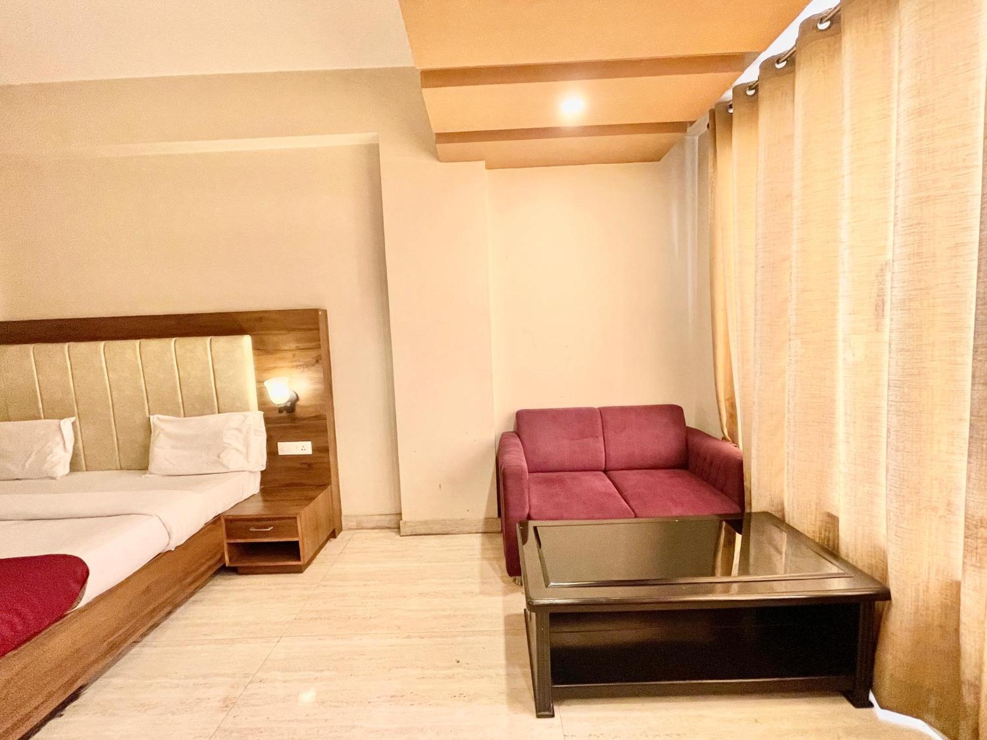 Hotel Rudraksh ! Varanasi !Fully-Air-Conditioned Hotel At Prime Location With Parking Availability, Near Kashi Vishwanath Temple, And Ganga Ghat 2 Exteriér fotografie