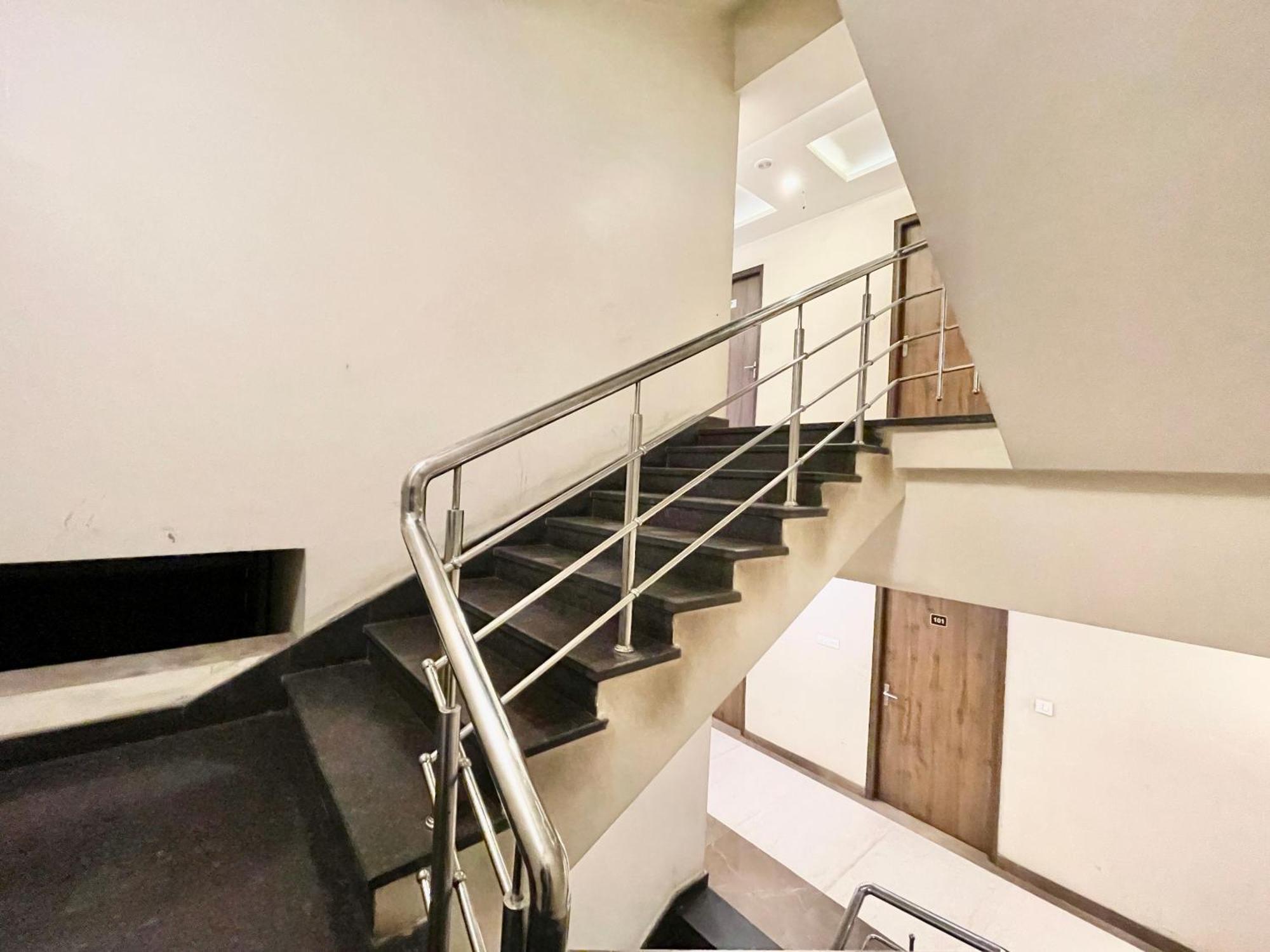 Hotel Rudraksh ! Varanasi !Fully-Air-Conditioned Hotel At Prime Location With Parking Availability, Near Kashi Vishwanath Temple, And Ganga Ghat 2 Exteriér fotografie
