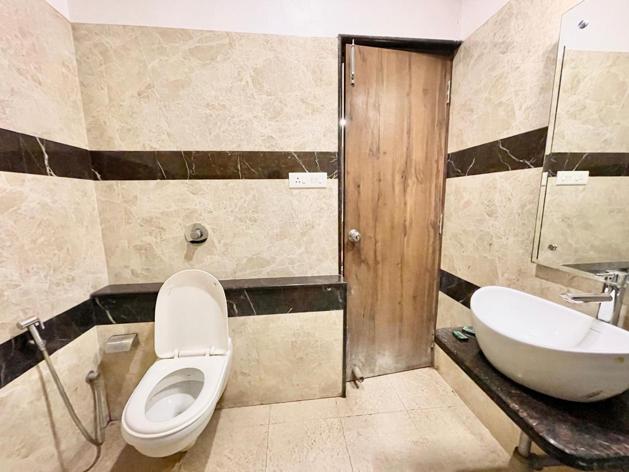 Hotel Rudraksh ! Varanasi !Fully-Air-Conditioned Hotel At Prime Location With Parking Availability, Near Kashi Vishwanath Temple, And Ganga Ghat 2 Exteriér fotografie