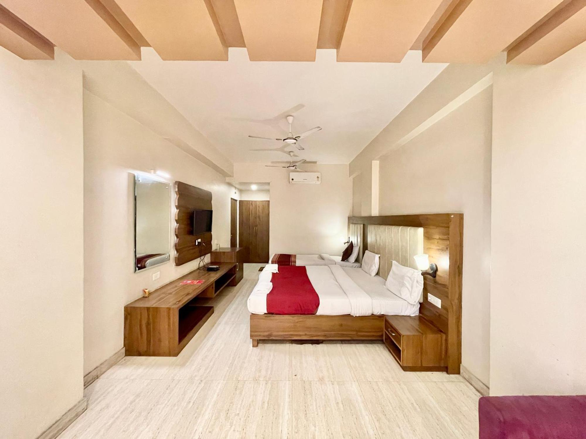Hotel Rudraksh ! Varanasi !Fully-Air-Conditioned Hotel At Prime Location With Parking Availability, Near Kashi Vishwanath Temple, And Ganga Ghat 2 Exteriér fotografie