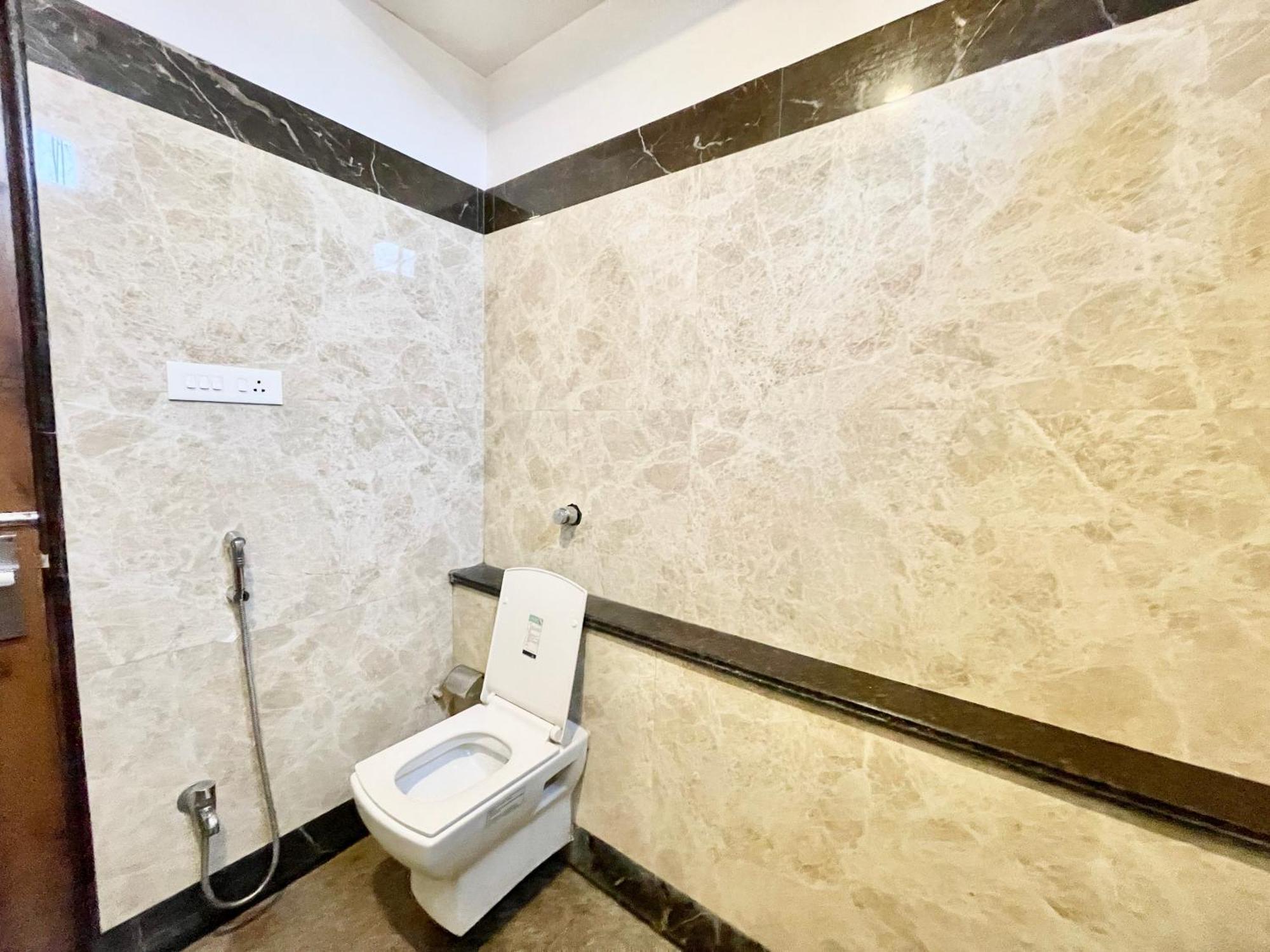 Hotel Rudraksh ! Varanasi !Fully-Air-Conditioned Hotel At Prime Location With Parking Availability, Near Kashi Vishwanath Temple, And Ganga Ghat 2 Exteriér fotografie