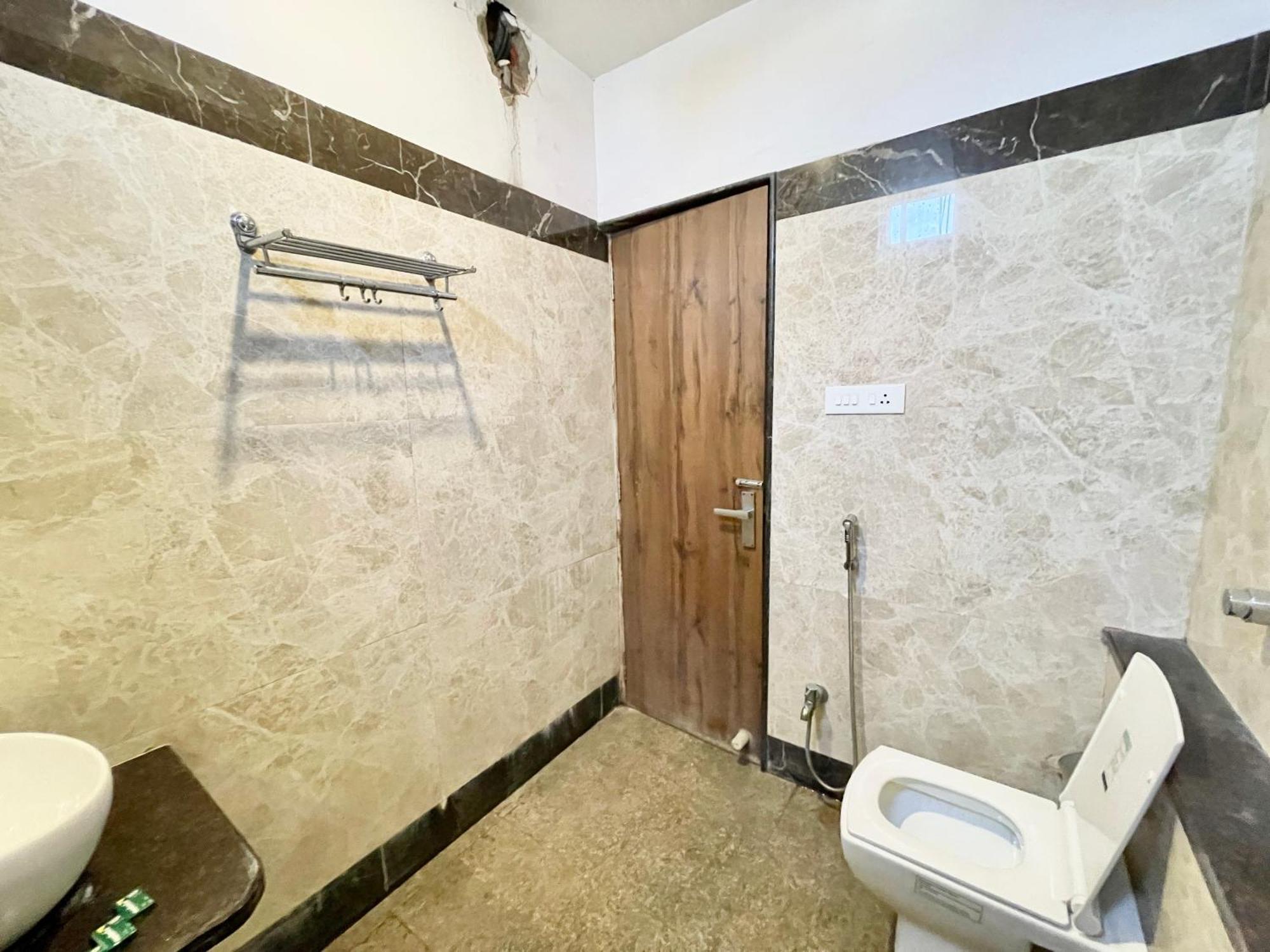 Hotel Rudraksh ! Varanasi !Fully-Air-Conditioned Hotel At Prime Location With Parking Availability, Near Kashi Vishwanath Temple, And Ganga Ghat 2 Exteriér fotografie