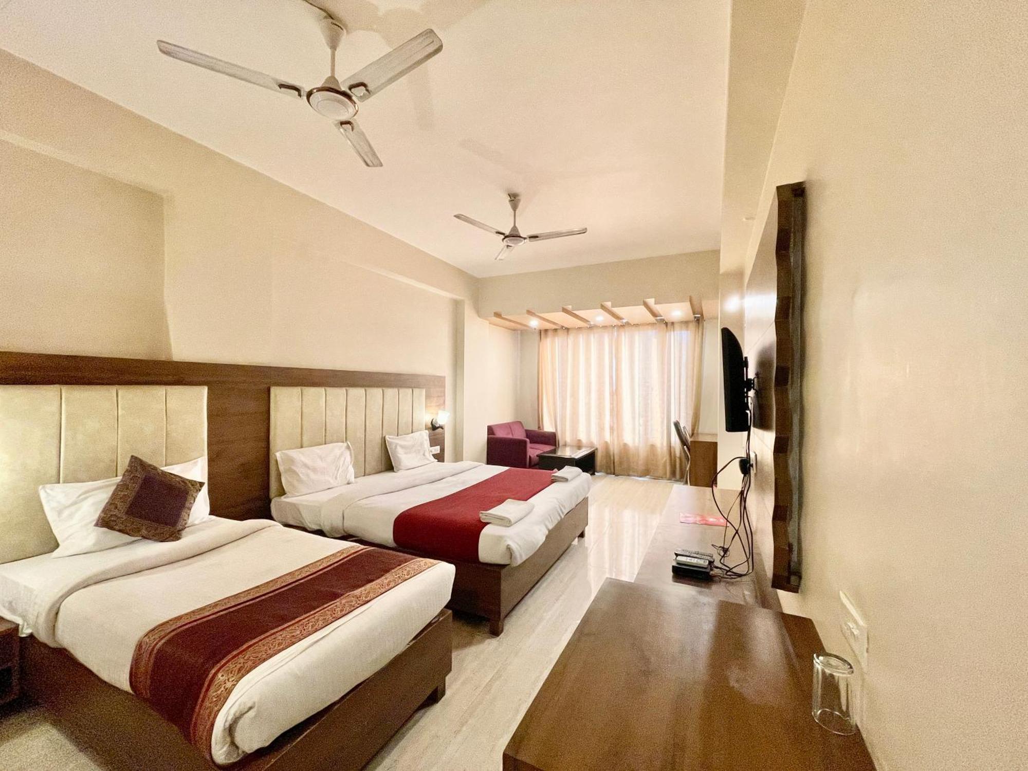 Hotel Rudraksh ! Varanasi !Fully-Air-Conditioned Hotel At Prime Location With Parking Availability, Near Kashi Vishwanath Temple, And Ganga Ghat 2 Exteriér fotografie